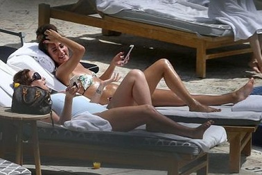 Người đẹp 9x hở bạo với bikini