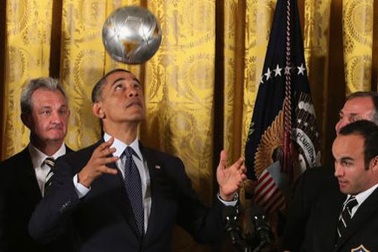 Obama “khoe” tài tâng bóng bằng đầu