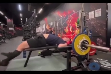 Người đàn ông suýt thiệt mạng vì nâng tạ quá sức trong phòng tập
