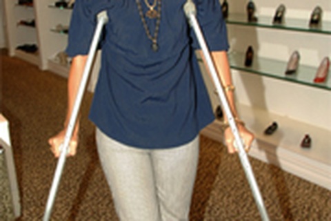 Ca sĩ “Umbrella” phải chống nạng