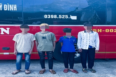 Nhóm thiếu niên ném đá vỡ kính xe khách trên quốc lộ 32