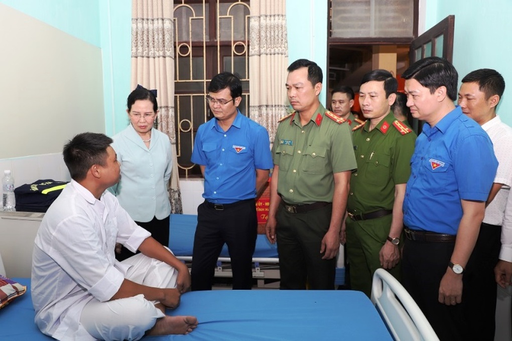 Trao huy hiệu Tuổi trẻ dũng cảm cho chiến sĩ cứu 6 người trong đám cháy - 1 Trao huy hiệu Tuổi trẻ dũng cảm cho chiến sĩ cứu 6 người trong đám cháy - 1