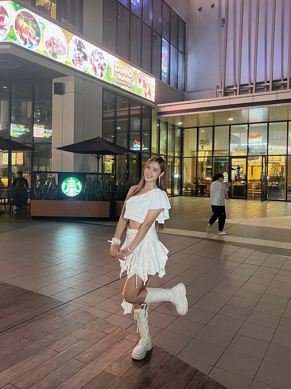 Nữ VĐV treo huy chương đầy cửa nhà, đông khách tò mò đến mua lạp xưởng - 7 Nữ VĐV treo huy chương đầy cửa nhà, đông khách tò mò đến mua lạp xưởng - 7