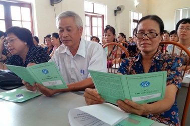 Kỳ 3 - Niềm vui của 58 người lao động được nhận sổ BHXH mới