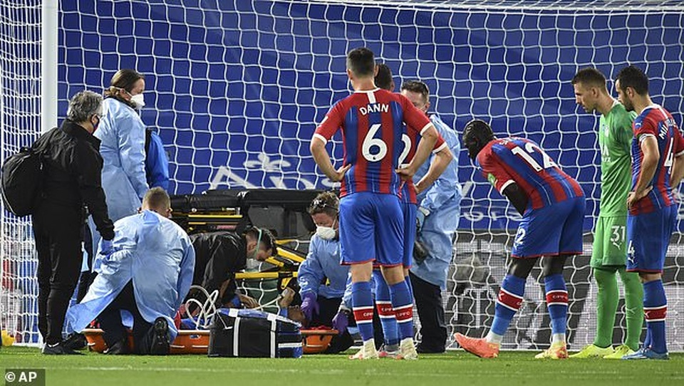 Cận cảnh pha va chạm khiến trung vệ Crystal Palace suýt gãy cổ - 2 Cận cảnh pha va chạm khiến trung vệ Crystal Palace suýt gãy cổ - 2