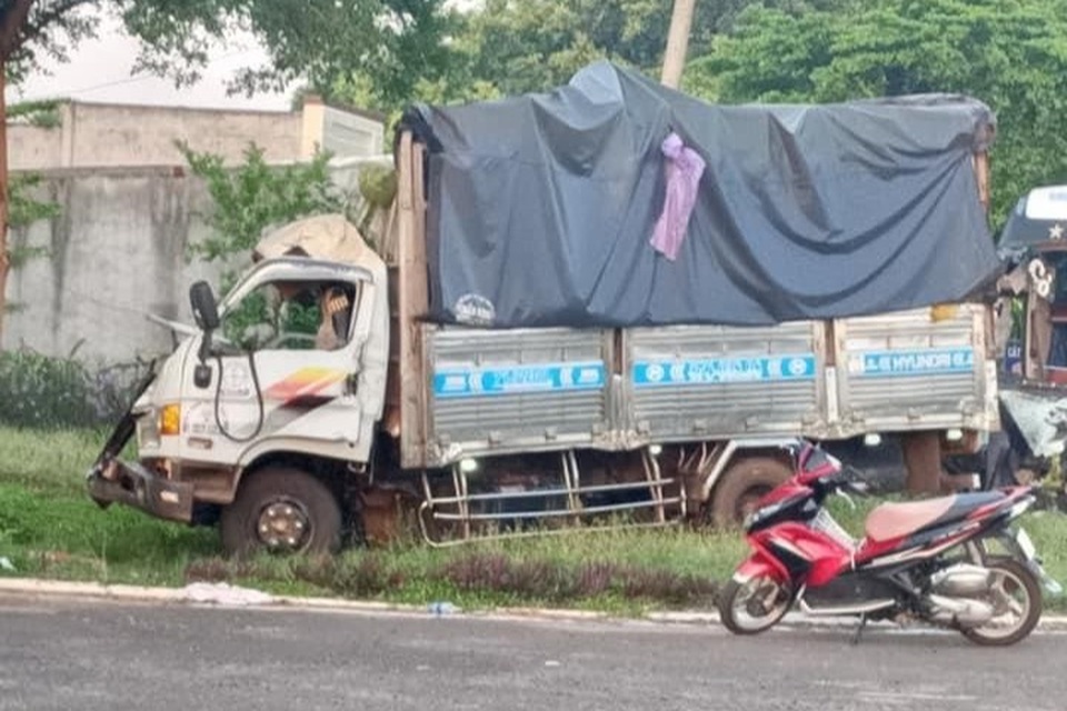 Xe chở rau củ va chạm xe khách, 1 người chết, nhiều người bị thương - 1 Xe chở rau củ va chạm xe khách, 1 người chết, nhiều người bị thương - 1