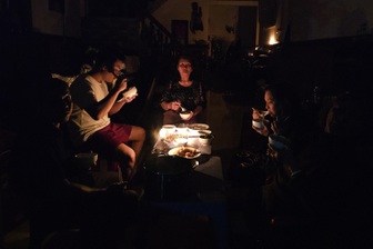 Nhiều nơi chìm trong bóng đêm, những gương mặt thất thần bên ánh đèn le lói