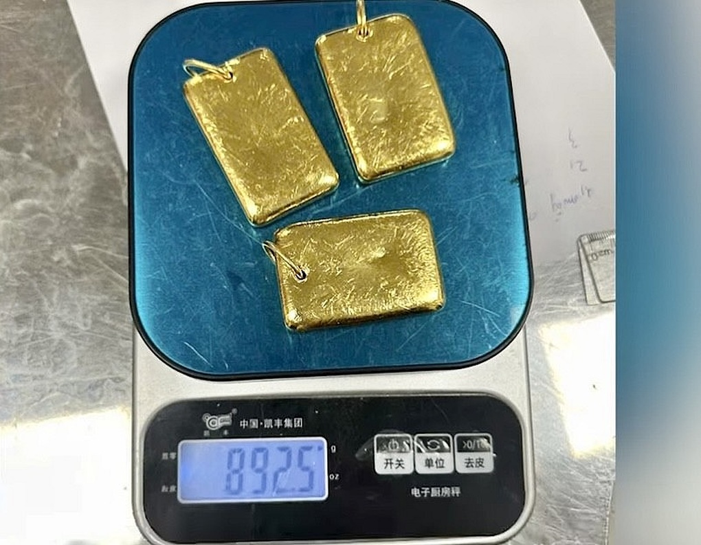 En passasjer brakte med seg tre mistenkt smuglet gull til en verdi av 3,1 milliarder VND inn i landet - 1 Một hành khách mang 3 miếng nghi vàng lậu trị giá 3,1 tỷ đồng nhập cảnh - 1