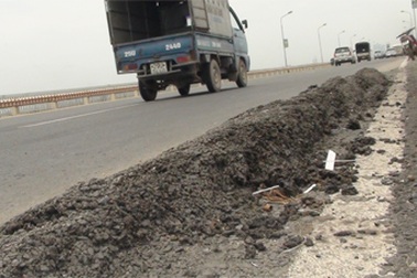 “Sóng” lại cuộn trên mặt cầu Thăng Long