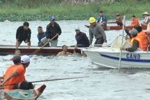 Lật ghe, 3 tay đua rớt xuống sông