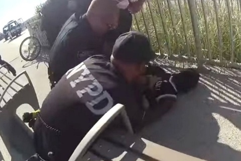 Tranh cãi video cảnh sát New York kẹp cổ nghi phạm da màu