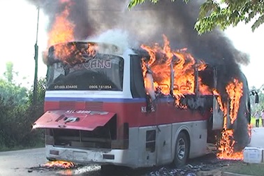Xe khách bốc cháy dữ dội khi đang chạy 