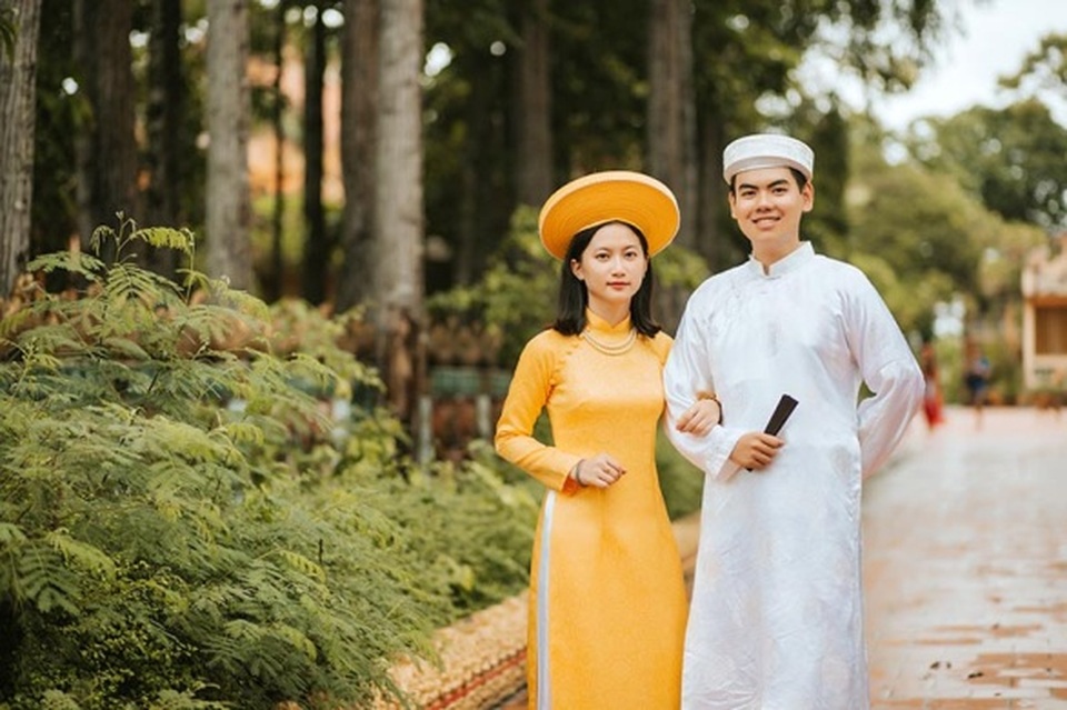 Học sinh cấp 3 tái hiện trang phục các dân tộc Việt Nam qua ảnh kỷ yếu - 4 Học sinh cấp 3 tái hiện trang phục các dân tộc Việt Nam qua ảnh kỷ yếu - 4