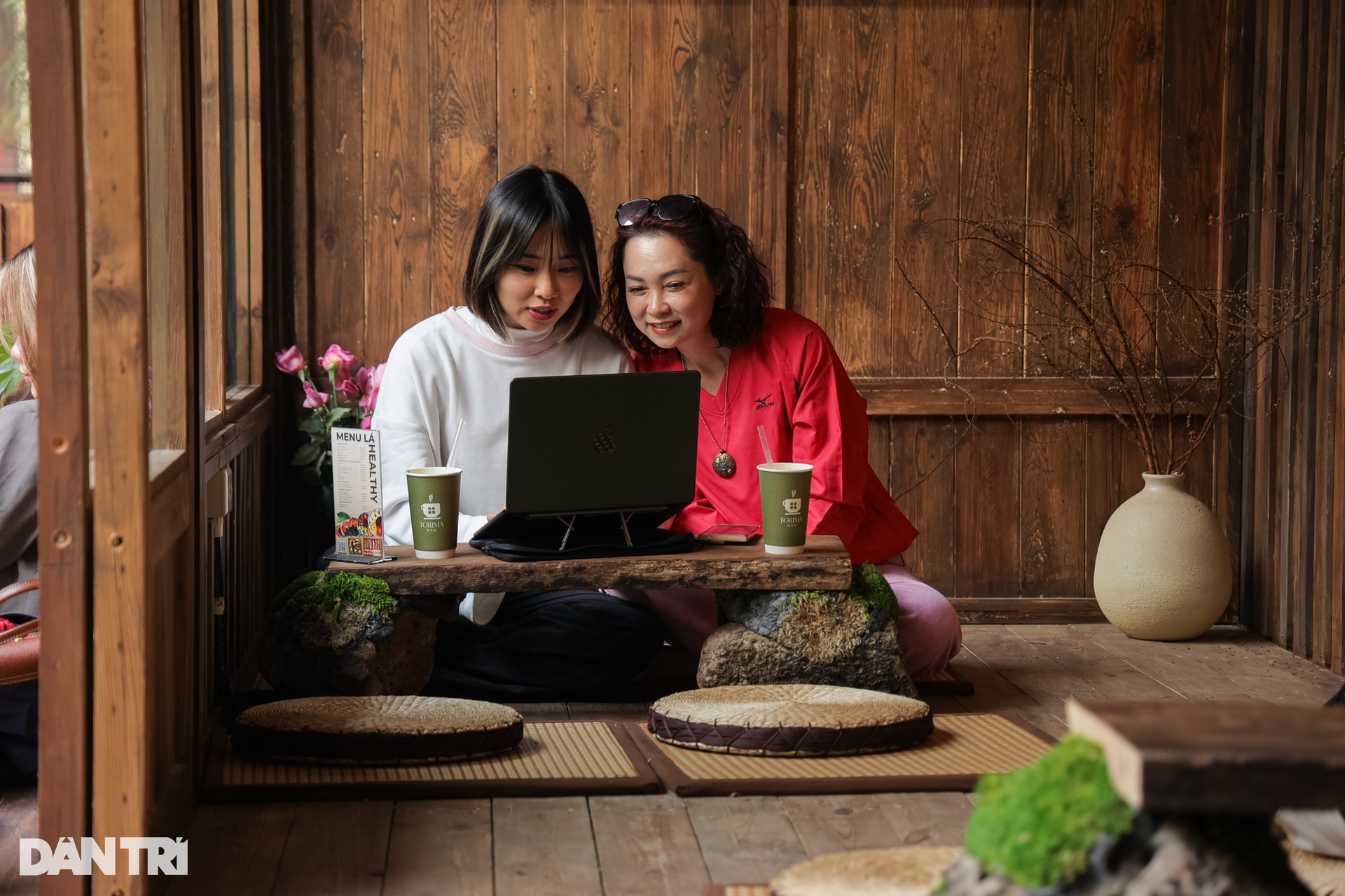 Un café de Hanoi cultive des hortensias, pulvérise de la brume artificielle et attire des milliers de clients - 6 Quán cà phê Hà Nội trồng cẩm tú cầu, phun sương nhân tạo hút cả nghìn khách - 6