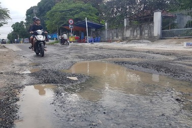 Dân than tuyến đường "nát bét", chờ mãi vẫn chưa được sửa
