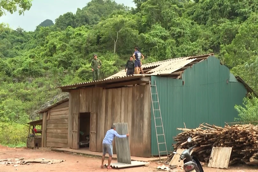 Lốc xoáy làm tốc mái hơn 50 nhà dân - 3 Lốc xoáy làm tốc mái hơn 50 nhà dân - 3
