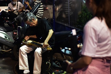 Tiếng ghita Hawaii "mênh mang" ở phố đi bộ giữa Sài Gòn