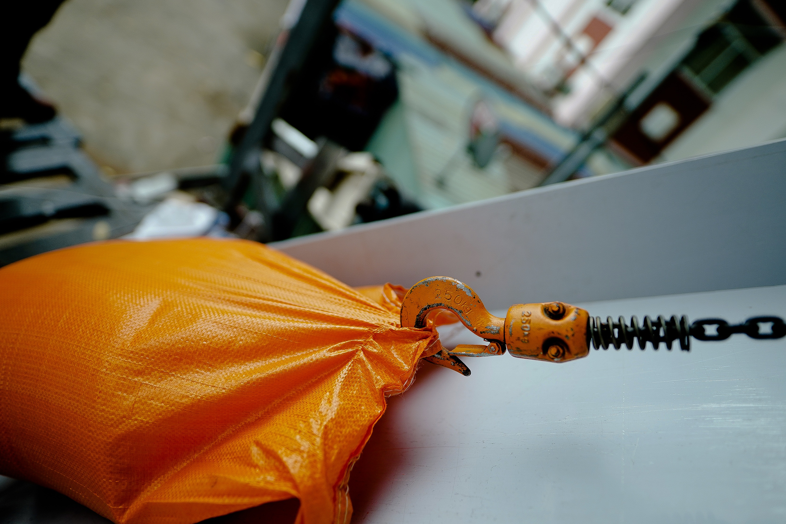 UBND xã “mở rào” tiếp gạo cho người dân - 6