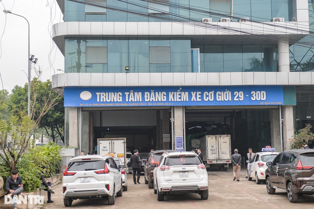 Ám ảnh đi đăng kiểm: Bị công an giữ nửa ngày, xếp hàng xuyên đêm chờ lấy số - 2 Ám ảnh đi đăng kiểm: Bị công an giữ nửa ngày, xếp hàng xuyên đêm chờ lấy số - 2