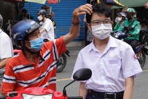 TPHCM: Phụ huynh lựa người hợp "vía" để đưa con đi thi vào lớp 10