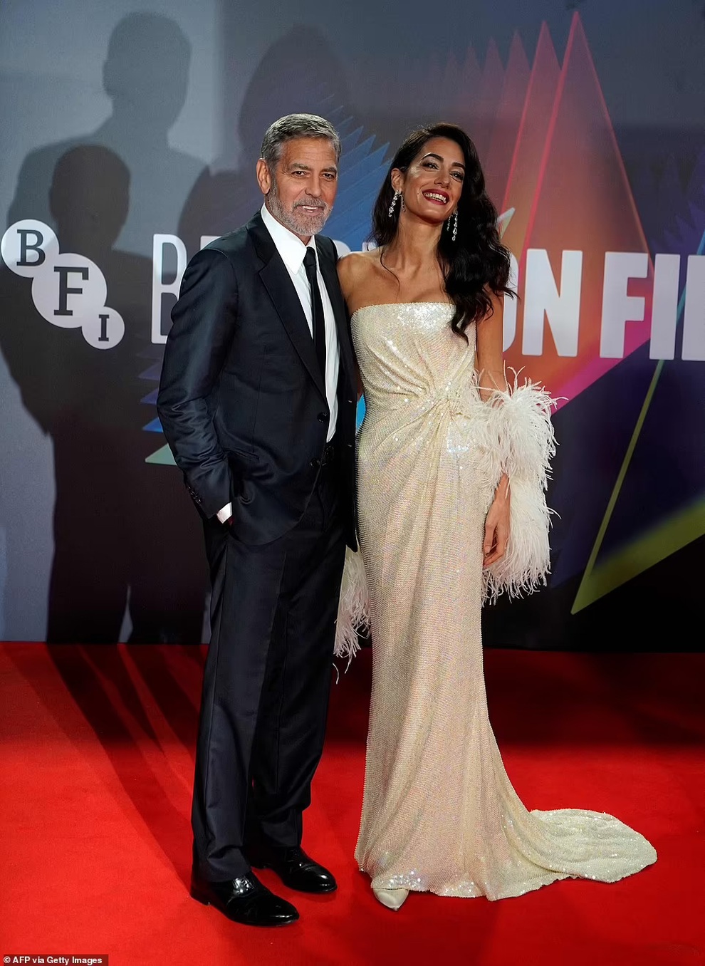Khoảnh khắc ngọt ngào trên thảm đỏ của George Clooney và vợ kém 17 tuổi - 2 Khoảnh khắc ngọt ngào trên thảm đỏ của George Clooney và vợ kém 17 tuổi - 2