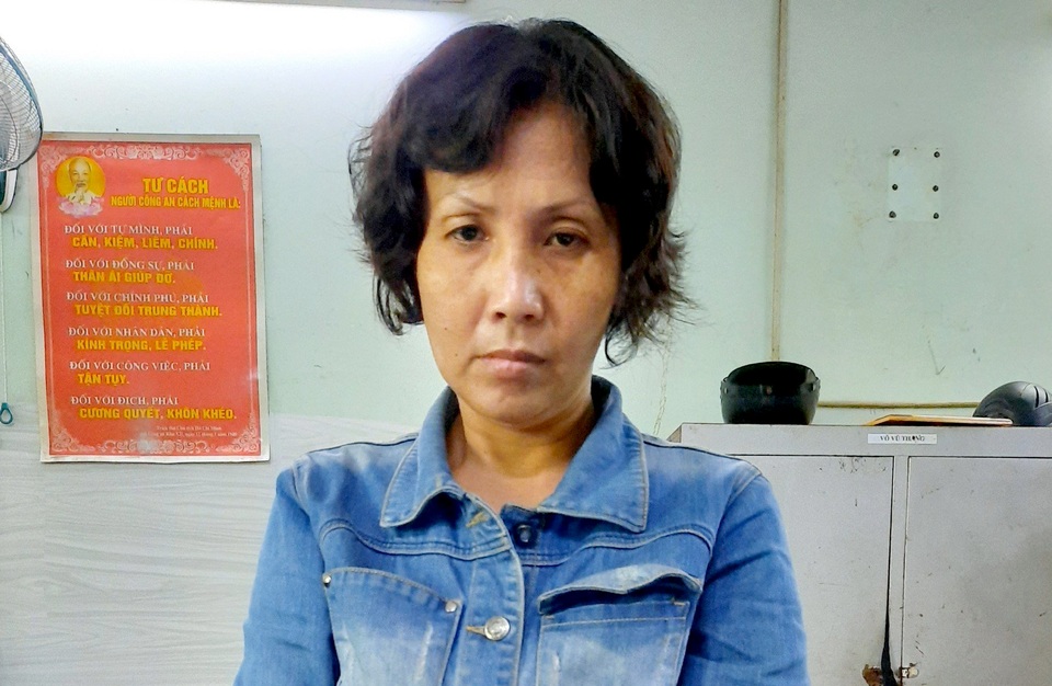 Khởi tố người phụ nữ xúi bé trai trộm tiền của bà bán cà phê - 1