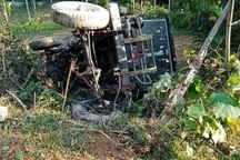 Xe công nông tuột dốc va chạm với máy cày, 2 người thương vong