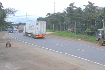 Ô tô 7 chỗ bất ngờ lao sang làn ngược chiều, "hạ gục" xe tải