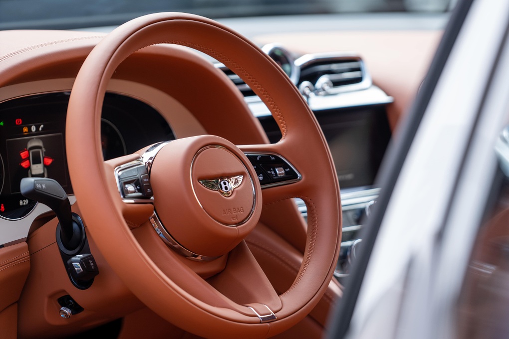 Bentley Bentayga EWB Azure giá 21 tỷ đồng, SUV siêu sang cho đại gia Việt - 9 Bentley Bentayga EWB Azure giá 21 tỷ đồng, SUV siêu sang cho đại gia Việt - 9