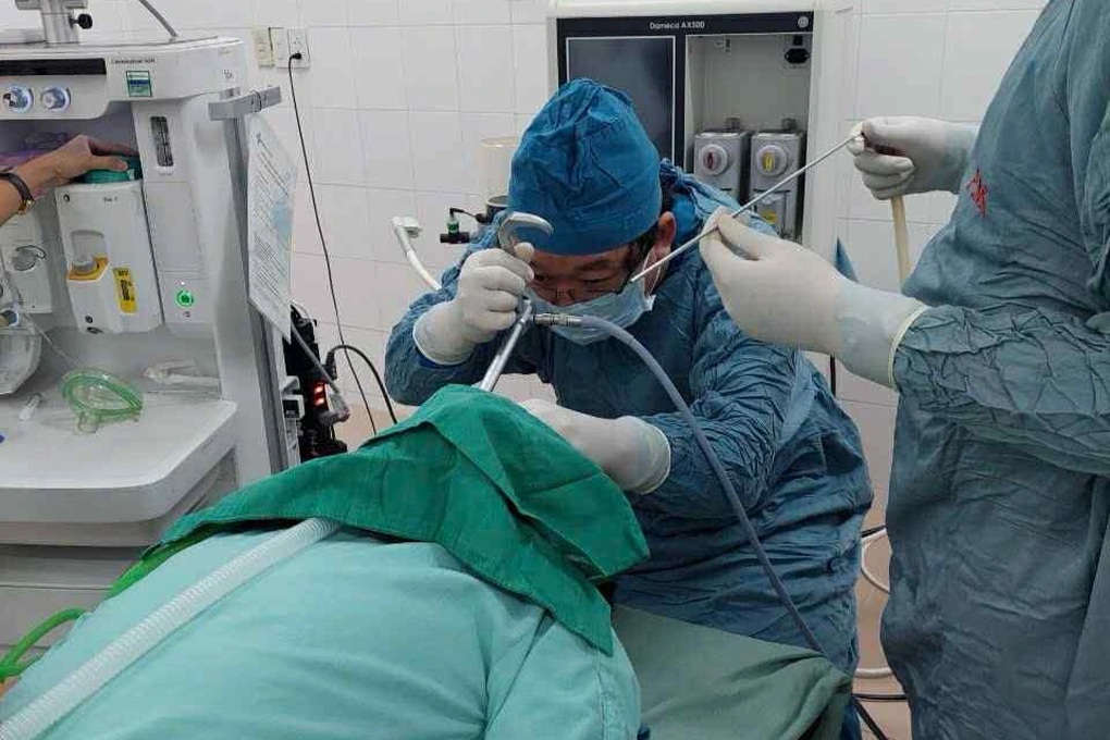 Dangerous transparent foreign object hidden in boy's throat - 2 Miếng dị vật trong suốt nguy hiểm ẩn trong cổ họng bé trai - 2