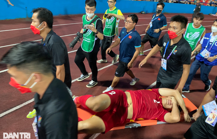 Chấn thương nặng, ngôi sao U23 Việt Nam ra nước ngoài phẫu thuật