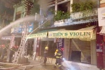 Cảnh sát cứu 4 người kẹt trong đám cháy ở Sài Gòn