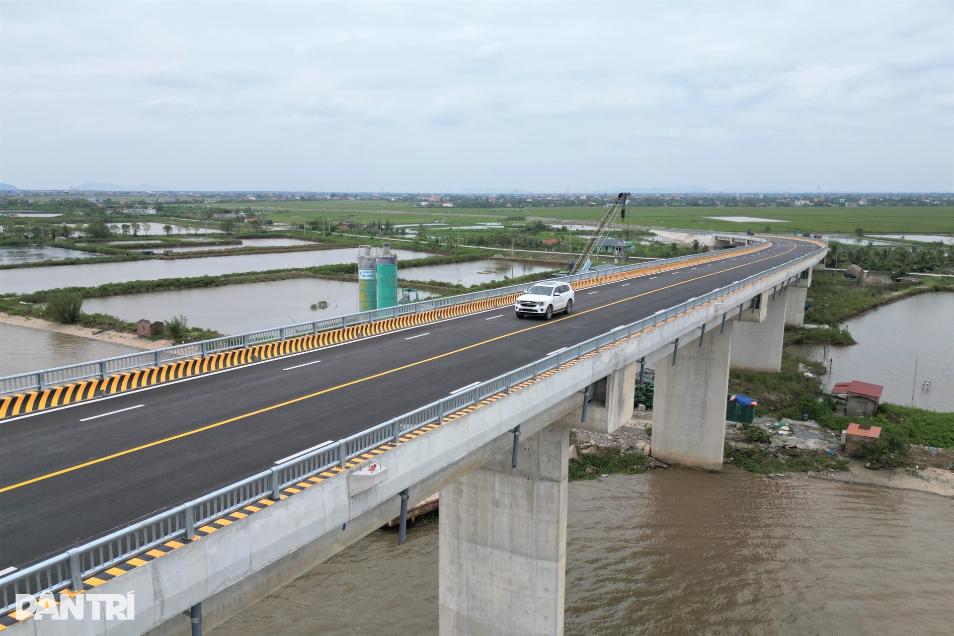 Ngắm cầu gần 700 tỷ đồng vượt sông Đáy, thi công công nghệ hiện đại nhất - 3 Ngắm cầu gần 700 tỷ đồng vượt sông Đáy, thi công công nghệ hiện đại nhất - 3