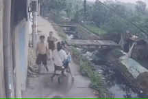 Hai cô gái lao xuống mương nước bẩn vì lỗi không hiếm gặp ở người đi xe máy