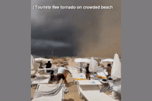 Lốc xoáy lớn bất ngờ xuất hiện trên biển khiến du khách bỏ chạy tán loạn