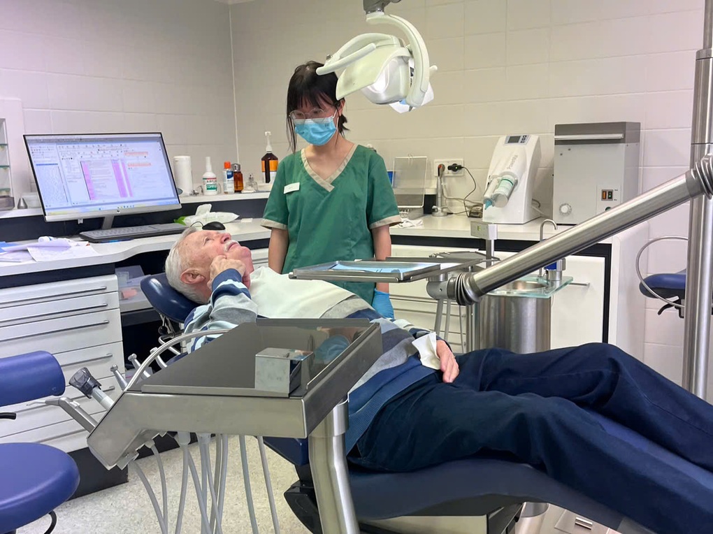 Công việc dỗ dành bệnh nhân như trẻ con nhưng sơ hở là mất việc - 1