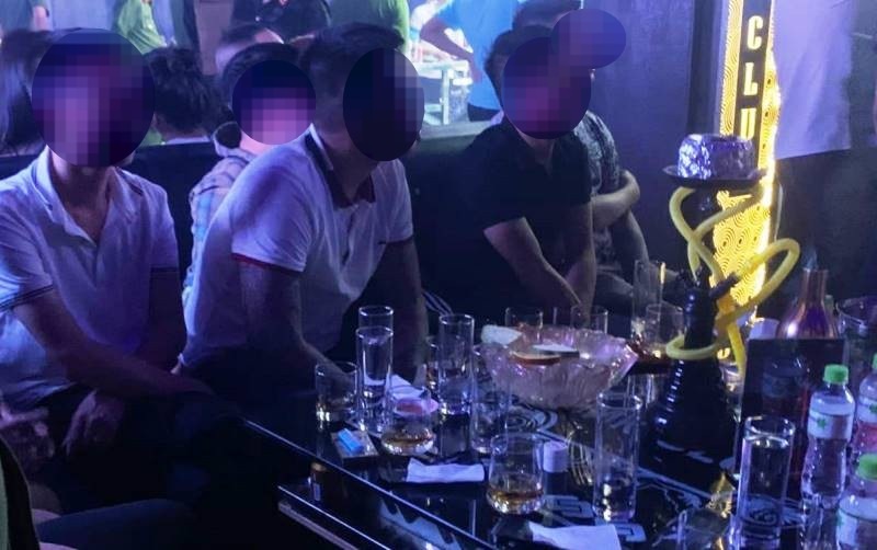 Đột kích tụ điểm ăn chơi, phát hiện hơn 30 người dương tính với ma túy - 2 Đột kích tụ điểm ăn chơi, phát hiện hơn 30 người dương tính với ma túy - 2
