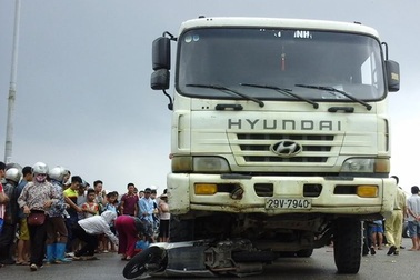 Hà Nội: Xe tải “nuốt” xe máy vào gầm, 2 người thương vong
