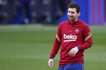 HLV Barcelona nói gì trước viễn cảnh Messi ra đi?