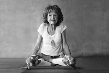 Lời khuyên từ huấn luyện viên yoga cao tuổi nhất thế giới