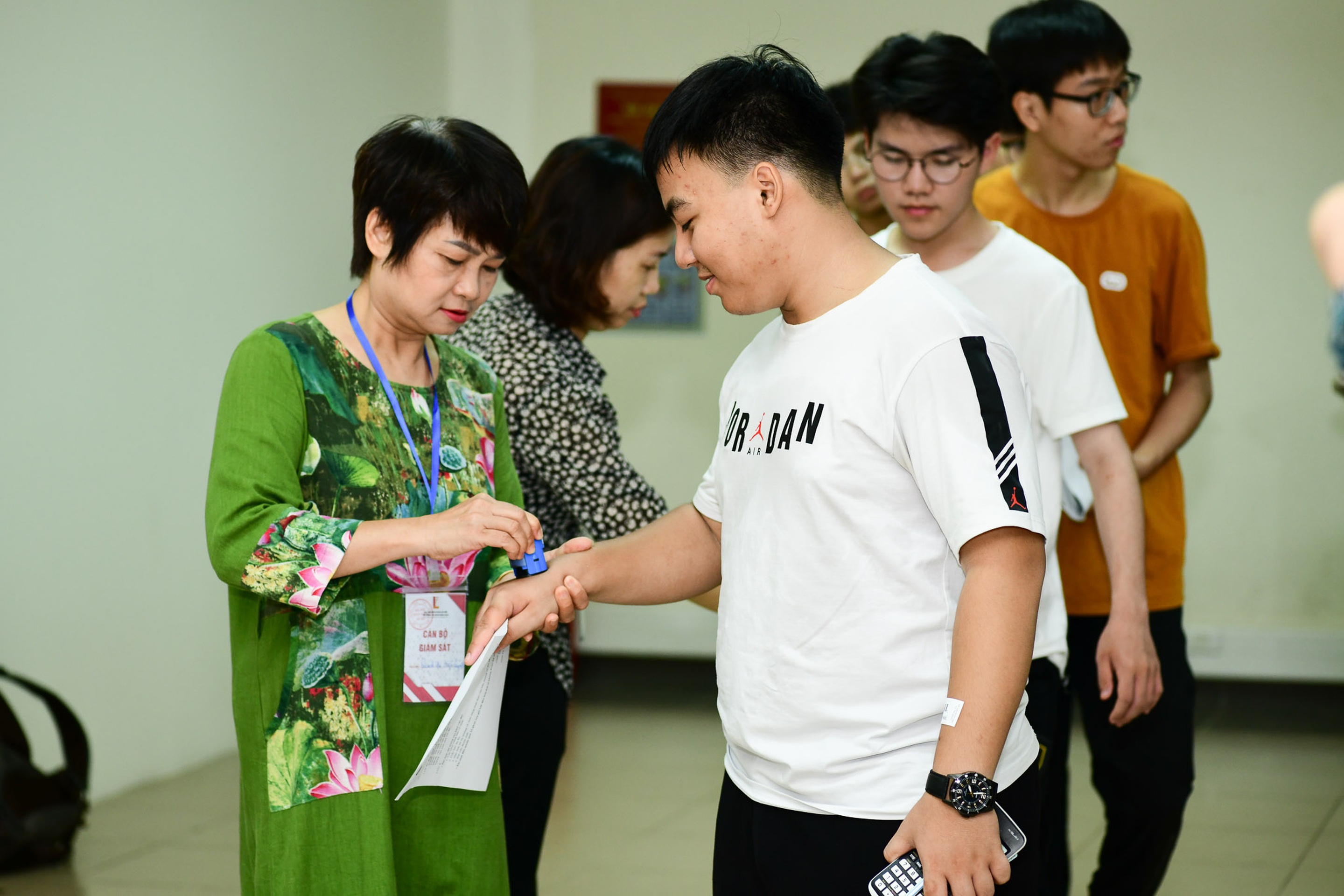 3h sáng, phụ huynh học sinh vượt hàng trăm km dự thi đánh giá tư duy - 9 3h sáng, phụ huynh học sinh vượt hàng trăm km dự thi đánh giá tư duy - 9