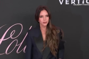 Victoria Beckham xuất hiện tại sự kiện công chiếu phim đầu tay của con dâu