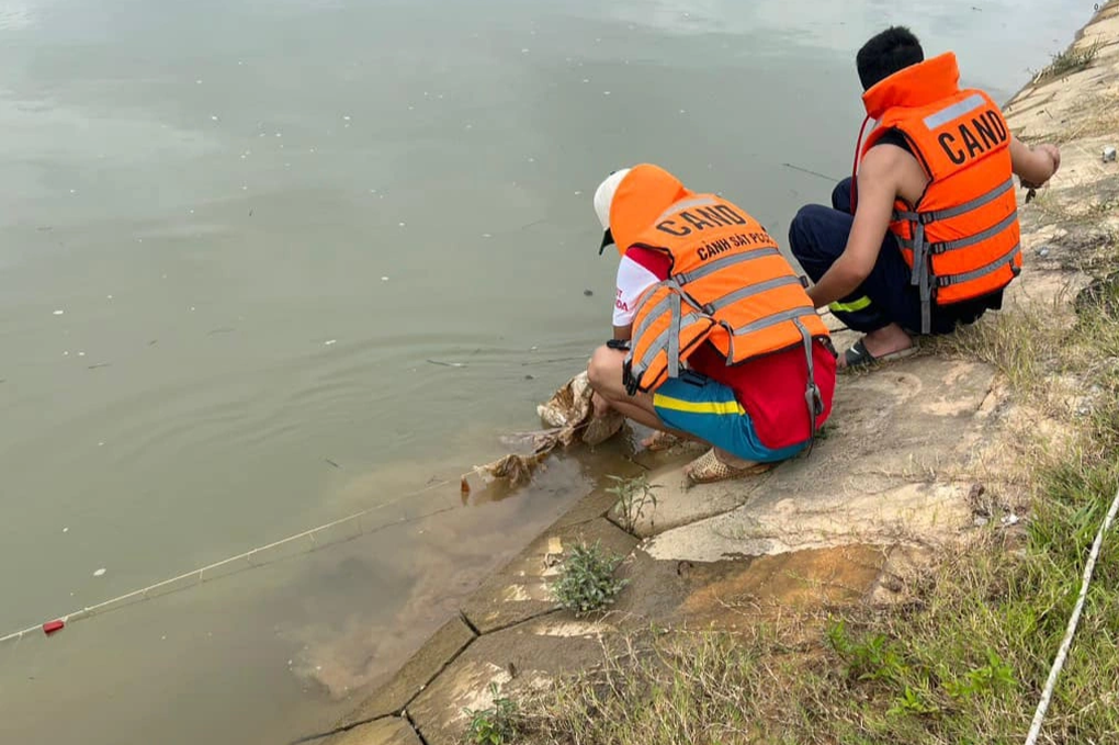 Vụ chồng đâm vợ, đốt nhà hàng xóm: Người vợ tử vong - 2 Vụ chồng đâm vợ, đốt nhà hàng xóm: Người vợ tử vong - 2