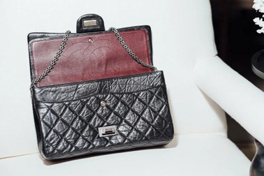 Túi Chanel được coi như kiệt tác, giá đắt đỏ vẫn tăng chóng mặt