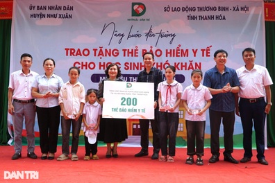 Tiếp tục trao gần 300 thẻ BHYT tới học sinh Thanh Hóa, Nghệ An