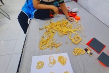 Nữ giúp việc ở Thái Lan trộm vàng tinh vi, ông chủ bất ngờ thấy cả bọc vàng