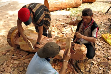 Nghệ nhân Tây Nguyên thi tài chế tác tượng gỗ dân gian