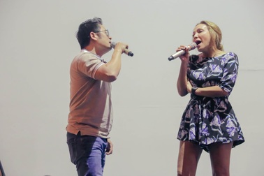 Ca sĩ Thanh Hà diện váy ngắn trẻ trung tập nhạc với Bằng Kiều