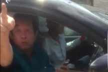 Tài xế chạy quá tốc độ, người ngồi cạnh lớn tiếng lăng mạ CSGT