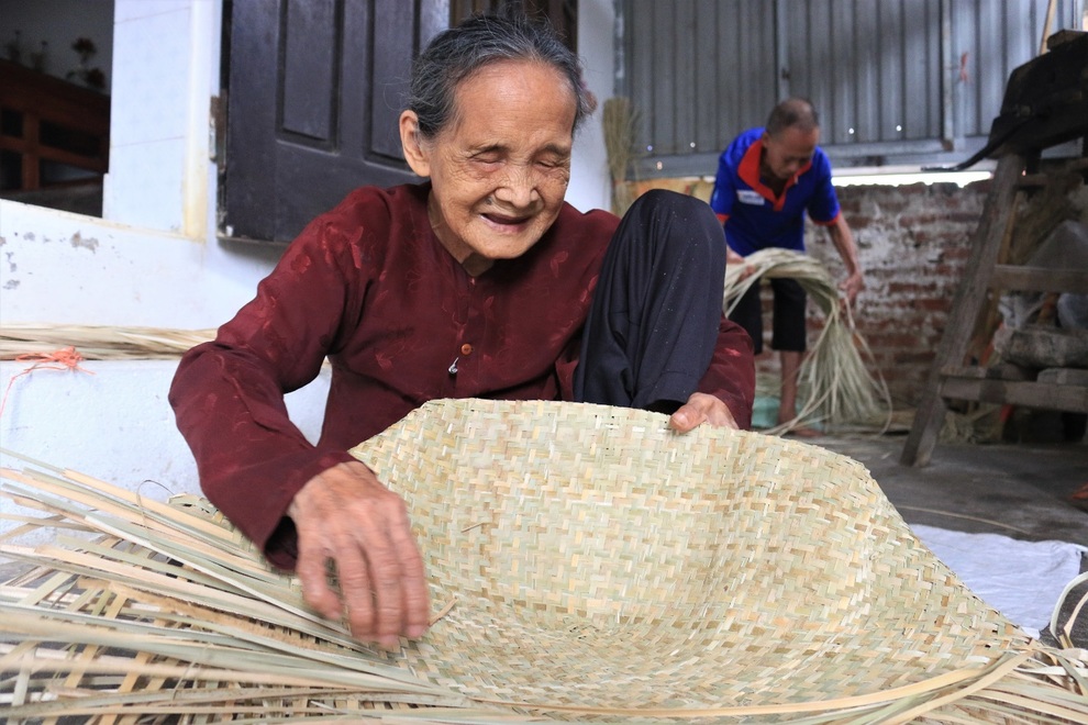 Những cụ già lưu giữ nghề đan bị cói ở Thái Bình, 80 tuổi vẫn chưa về hưu - 2 Những cụ già lưu giữ nghề đan bị cói ở Thái Bình, 80 tuổi vẫn chưa về hưu - 2